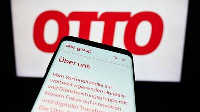 Smartphone with website of German mail order company Otto GmbH Co KG in front of business logo. Stuttgart, Germany - 11--stock-foto