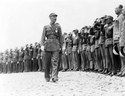 China: General Chiang Kai-shek visiting officer training corps at Hankou, 1940. Chiang Kai-shek (October 31, 1887 April-stock-foto