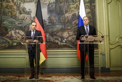 Bundesaussenminister Heiko Maas, SPD, (L) und Sergej Wiktorowitsch Lawrow, Minister fuer Auswaertige Angelegenheiten de-stock-foto