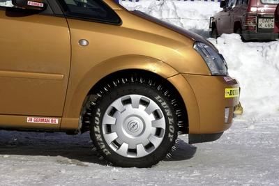 Bildnummer: 50246729  Datum: 22.02.2003  Copyright: imago/PlusphotoOpel Meriva mit wintertauglichen Reifen , Objekte; 2003, Unterammergau, Reifen, Autoreifen,  Wirtschaft, Reifenhersteller, wintertauglich, wintertaugliche, wintertauglicher, Spike, Spikes, Winterreifen, Spikereifen, Auto, Autos, Fahrzeug, Fahrzeuge, Automobilindustrie; , quer, Kbdig, Stra?e, Verkehr, Winter, Jahreszeit, Einzelbild, close, Industrie, Wirtschaft, Deutschland,  ,-stock-photo