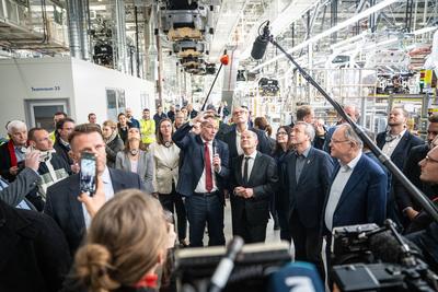 Bundeskanzler besucht VW-Werk in Emden - Produktionsstandort Volkswagem ID.7 - Olaf Scholuz w?hrend der Werksbesichtigung-stock-foto