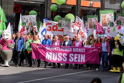 Deutschland Berlin 09 04 2018 Das Fronttransparent w?hrend der Demonstration Der Beamtenbund und-stock-foto