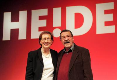 Heide Simonis, SPD, Ministerpraesidentin Schleswig-Holstein, links, und Guenter Grass, deutscher Schriftsteller, rechts,-stock-foto