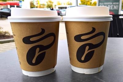 Tchibo GmbH, Kaffee bzw Cappuccino im to go Becher *** Tchibo GmbH, coffee or cappuccino in a to go cup-stock-foto