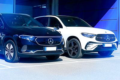 Two New Luxury Mercedes-Benz SUV Cars in Blue Light Black Mercedes-Benz EQA 250 battery electric SUV year 2023 and new w-stock-foto