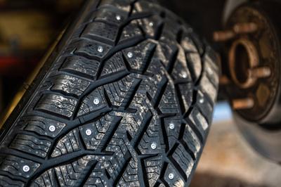 Winterspikereifen im Service beim Auto, saisonaler Reifenwechsel, Nahaufnahme-stock-photo