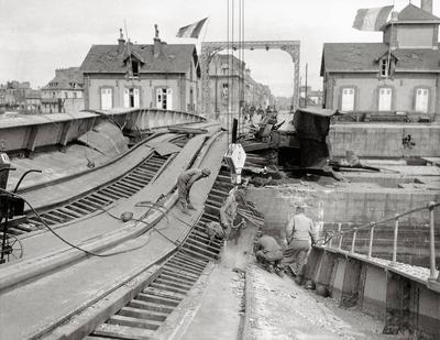 American sappers from the 333rd Engineer Special Service Regiment are working on a bridge sabotaged by the Germans. June-stock-foto