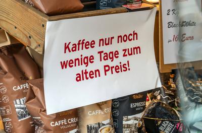 Kaffeepreise steigen, Tchibo warnt Kunden: Kaffee nur noch wenige Tage zum alten Preis, M?nchen, April 2024 Deutschland,-stock-photo