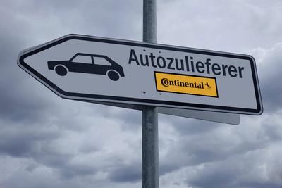 Wegweiser mit Schriftzug Autozulieferer und Continental-stock-foto