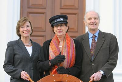 UNICEF HEIDE SIMONIS 17.01.2006 Heide Simonis (geb. Steinhardt, SPD) ?bernimmt durch Reinhard Schlagintweit (M.) und Eva-stock-foto