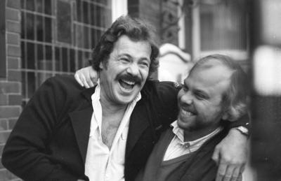 Bildnummer: 56631369  Datum: 01.06.1984  Copyright: imago/teutopressG?tz George (Schauspieler, l.), Hajo Gies (Regisseur) 06/84 stroe Film Fernsehen Regie Mann Dreharbeiten Set Tatort Schimanski TV Schauspiel hoch Hochformat Portrait Portr?t Bart Vollbart hohe Stirn Schal Blick in Kamera l?chelnd lachen People Kultur Entertainment 04 xmk x0x 1984 quer  56631369 Date 01 06 1984 Copyright Imago teutopress G?tz George Actor l Hajo Gies Director 06 84 Stroe Film Television Director Man Shooting Set Crime scene Schimanski TV Acting vertical Portrait Portrait Portrait Beard Full beard high Forehead Shawl Glance in Camera smiling Laughing Celebrities Culture Entertainment 04 xmk x0x 1984 horizontal-stock-foto