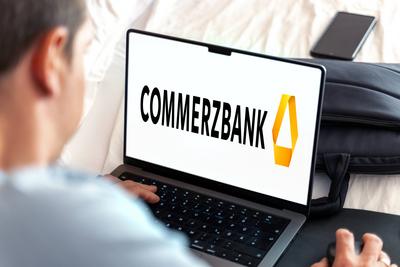 26 May 2024: Man looking at his laptop computer with the Commerzbank logo. Online banking concept. PHOTOMONTAGE *** Mann-stock-photo