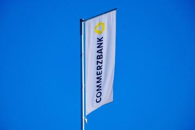 D?sseldorf 17.02.2025 Commerzbank Bankfiliale Fahne Flagge im Wind D?sseldorf Nordrhein-Westfalen Deutschland *** D?ssel-stock-photo