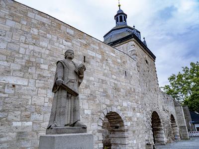 Denkmal des Theologen und Reformtors Thomas M?ntzer (ca. 1489-1525) am Frauentor der Stadtmauer von M?hlhausen, 1957 vo-stock-foto