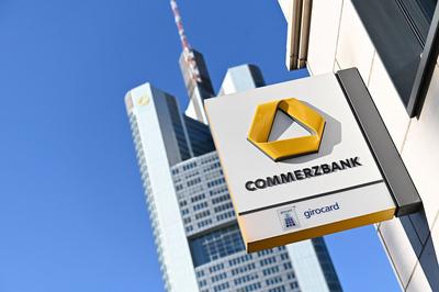 xfux, Wirtschaft, Commerzbank Firmenlogo an einer Filiale in Frankfurt am Main, Tower, Niederlassung, Geschaeftsstelle,-stock-foto