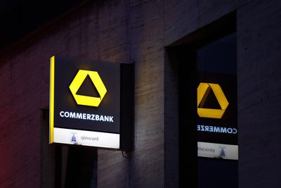 Die Commerzbank verabschiedet sich vom kostenlosen Privat-Girokonto ohne Vorbedingungen: Auch Bestandskunden m?ssen k?nf-stock-foto