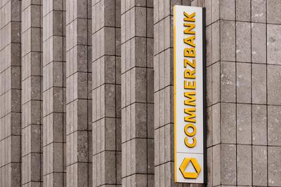 Commerzbank-Logo im Bankenviertel in der K?lner Innenstadt. 16.01.2020 *** Commerzbank logo in the banking district in d-stock-foto