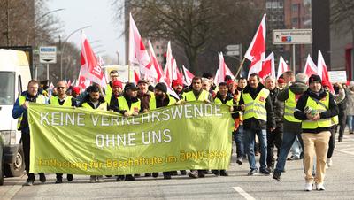 Demonstration von Mitarbeitern und Mitarbeiterinnen der Hamburger Hochbahn AG und der Verkehrsbetriebe Hamburg-Holstein-stock-foto