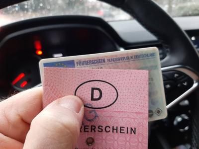 Alter F?hrerschein und neuer F?hrerschein Hamburg Hamburg Deutschland *** Old driving license and new driving license Ha-stock-foto