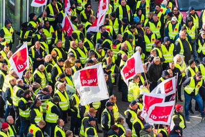 Kiel, Deutschland, 16. Okt. 2024 Demonstration, Warnstreik der Busfahrerinnen und Busfahrer des privaten Busgewerbes in-stock-foto