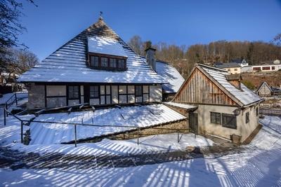 Frost friert Wasserr?der im Schmiedemuseum Frohnauer Hammer ein-stock-foto