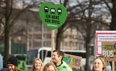 Demonstration von Mitarbeitern und Mitarbeiterinnen der Hamburger Hochbahn AG und der Verkehrsbetriebe Hamburg-Holstein-stock-foto