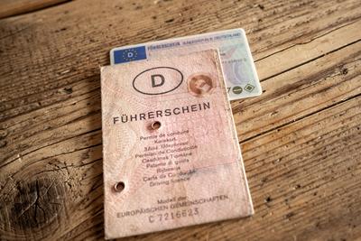 Vergleich Alter und Neuer EU-F?hrerschein in Jeans Tasche 25.02.24, Limburg: Symbolfoto, Illustrationsbild, Symbolbild,-stock-foto