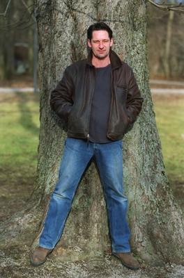Bildnummer: 56918294  Datum: 31.01.2002  Copyright: imago/teutopressMax Tidof (Schauspieler) 01/02 gra Mann Schauspiel TV Fernsehen Film dunkelhaarig kurzhaarig leger Jacke Leder Lederjacke Sweatshirt Jeans stehend draussen Garten Park angelehnt Baum Stamm Baumstamm ganz hoch l?chelnd in die Ferne schauend H?nde in den Jackentaschen Das Haus der Schwestern (ZDF) am 31.01.2002 Foto: Nicolas Gradicsky People x0x xkg 2002 hoch  56918294 Date 31 01 2002 Copyright Imago  Max Tidof Actor 01 02 Gra Man Acting TV Television Film dark haired short casual Jacket Leather Leather jacket Sweat shirt Jeans standing outside Garden Park relationship Tree Trunk Tree trunk whole vertical smiling in the Distance looking Hands in the Jacket pockets the House the Sisters ZDF at 31 01 2002 Photo Nicolas  Celebrities x0x xkg 2002 vertical-stock-foto