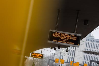Eine Anzeige mit Hinweis zum Streik. Warnstreik der Gewerkschaft ver.di im ?ffentlichen Personennahverkehr am 01. M?rz 2-stock-foto