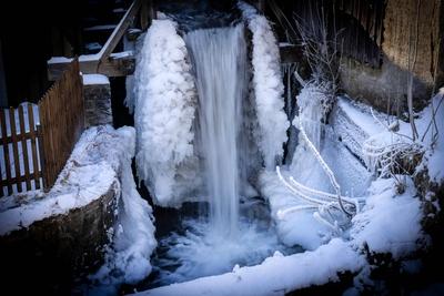 Frost friert Wasserr?der im Schmiedemuseum Frohnauer Hammer ein-stock-foto