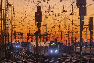Gleisvorfeld am Abend mit Z?gen im Regionalverkehr. Hauptbahnhof Frankfurt am Main mit Schienen, Leitungsmast und Signal-stock-foto