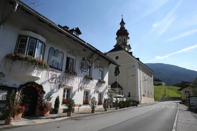 Pfarrkirche Mariae Heimsuchung in der Dorfmitte von Gries am Brenner Wipptal Tirol Restaurant Wei-stock-foto