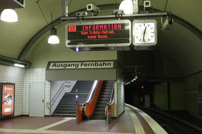 Menschenleerer Bahnsteig im Hauptbahnhof Hamburg w?hrend des Streiks der Mitarbeiter und Mitarbeiterinnen der Hamburger-stock-foto