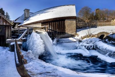 Frost friert Wasserr?der im Schmiedemuseum Frohnauer Hammer ein-stock-foto