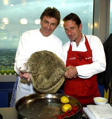 Bildnummer: 50766207  Datum: 05.05.2005  Copyright: imago/Wei?fu?Sternekoch Hans Haas (li.) und Schauspieler Max Tidof (beide GER) mit einem Steinbutt anl?sslich des 5. Koch Olymp zu Gunsten von Unicef in M?nchen, Personen; 2005, Berlin, Benefiz, Benefizveranstaltung, Kochen, Aktion, K?che, Sternek?che, Koch, Chefkoch, Chefk?che, Gourmetkoch, Gourmetk?che, Sternekoch, Sternek?che; , Quadrat, Kbdig, Gruppenbild, close, Film, Kunst, Deutschland, Randbild, People / optimistisch-stock-photo