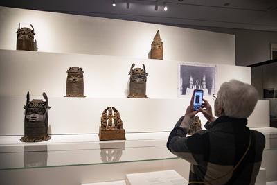 Eine Besucherin fotografiert eine der ausgestellten Benin Bronzen in Berlin am 17. September 2022. Berlin Art Week *** A-stock-photo