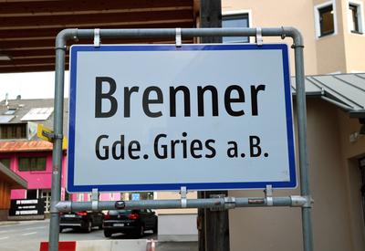 Brenner, Tirol, ?sterreich, 10. Oktober 2023: Hier das Ortsschild, Ortstafel von Brenner, ?sterreichische Seite, Gemeind-stock-foto