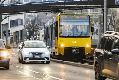 Stadtbahn der Stuttgarter Stra?enbahnen AG unterwegs in der Innenstadt. Die Bahn f?hrt parallel zur Stra?e und dann in e-stock-foto