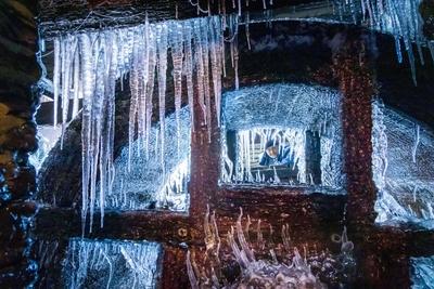 Frost friert Wasserr?der im Schmiedemuseum Frohnauer Hammer ein-stock-foto