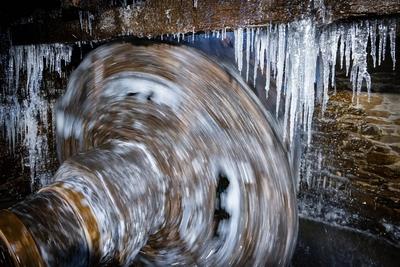 Frost friert Wasserr?der im Schmiedemuseum Frohnauer Hammer ein-stock-foto