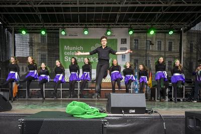 Muenchen, St. Patricks Day, Tanzgruppe Rice Tir na Nog auf der Buehne in der Ludwigsstrasse *** Munich, St Patricks Day,-stock-foto