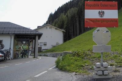Grenzmanagement am Brenner GRENZMANAGMENT BRENNERPASS GRIES AM BRENNER TIROL Das Grenzmanagment a-stock-foto