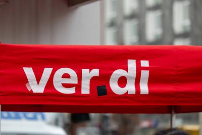 Bundesweiter Klimastreik von Verdi und Fridays for Future Kundgebung am Kornmarkt in N?rnberg unter dem Motto Wir fahren-stock-foto