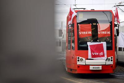 Streik im NRW-Nahverkehr: Bahnen der KVB stehen im Depot, da die Mitarbeiter des Verkehrsunternehmens heute die Arbeit n-stock-foto