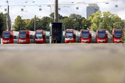 Bahnen der KVB stehen im Depot. Nicht nur das Deutschlandticket wird zum 1. Januar teurer, auch der Verkehrsverbund VRS-stock-foto