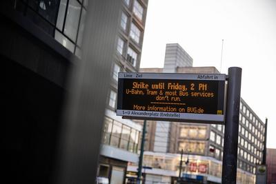 Eine Anzeige mit Hinweis in englischer Sprache zum Streik am Bahnhof Alexanderplatz. Warnstreik der Gewerkschaft ver.di-stock-foto