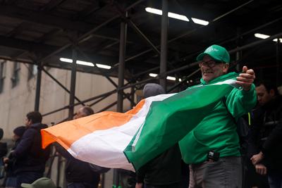 RECORD DATE NOT STATED An attendee waves an Irish flag during the New York City St. Patrick s Day Parade in New York, Ma-stock-foto