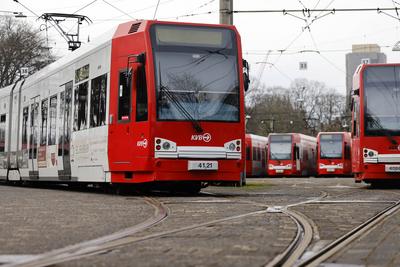 Streik im NRW-Nahverkehr: Bahnen der KVB stehen im Depot, da die Mitarbeiter des Verkehrsunternehmens heute die Arbeit n-stock-foto