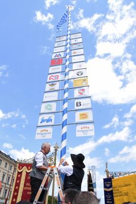 Dieter Reiter Oberbuergermeister Dorf Maibaum Fahne Hisschung Muenchen 08.06.2024 Stadtgruendungsfest Odeonsplatz Handwe-stock-photo