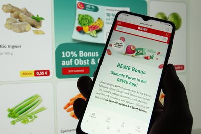 Auf einem Smartphone wurde die Website vom Lebensmittelh?ndler Rewe mit Informationen zum neuen Vorteilsprogramm Rewe Bo-stock-foto
